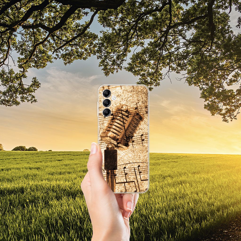 Samsung Galaxy A14 5G Siliconen Hoesje met foto Bladmuziek in een natuur setting met bomen en een zonsondergang.