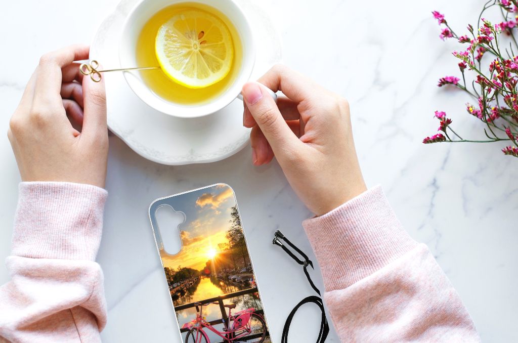 Samsung Galaxy A14 5G Telefoonhoesje met valbescherming Amsterdamse Grachten op een tafel met thee en bloemen.