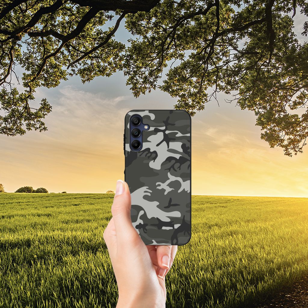 Samsung Galaxy A15 Back Case Army Light camouflage hand uitzicht