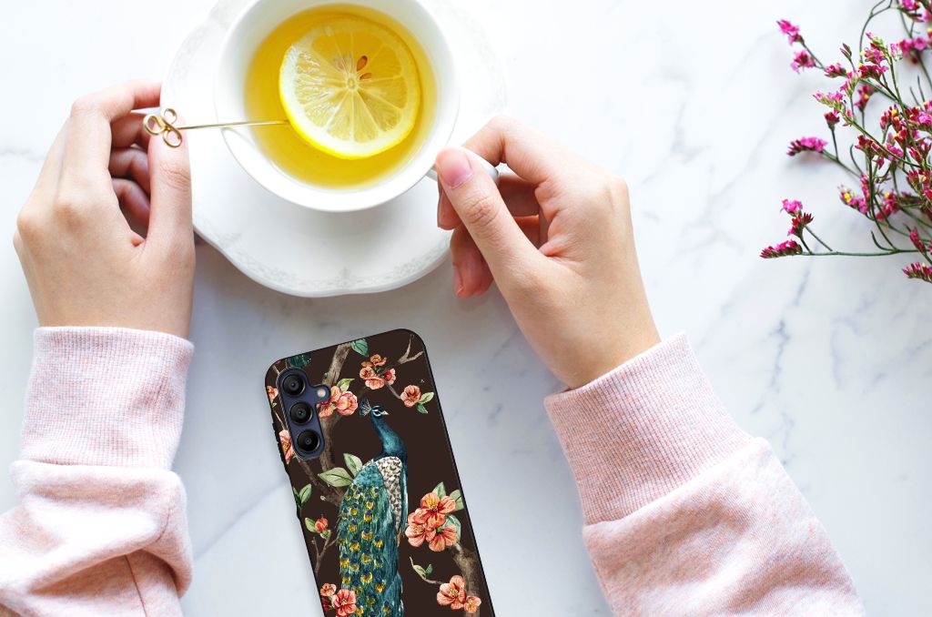 Samsung Galaxy A15 Dierenprint Telefoonhoesje Pauw met Bloemen op een tafel met thee en bloemen.