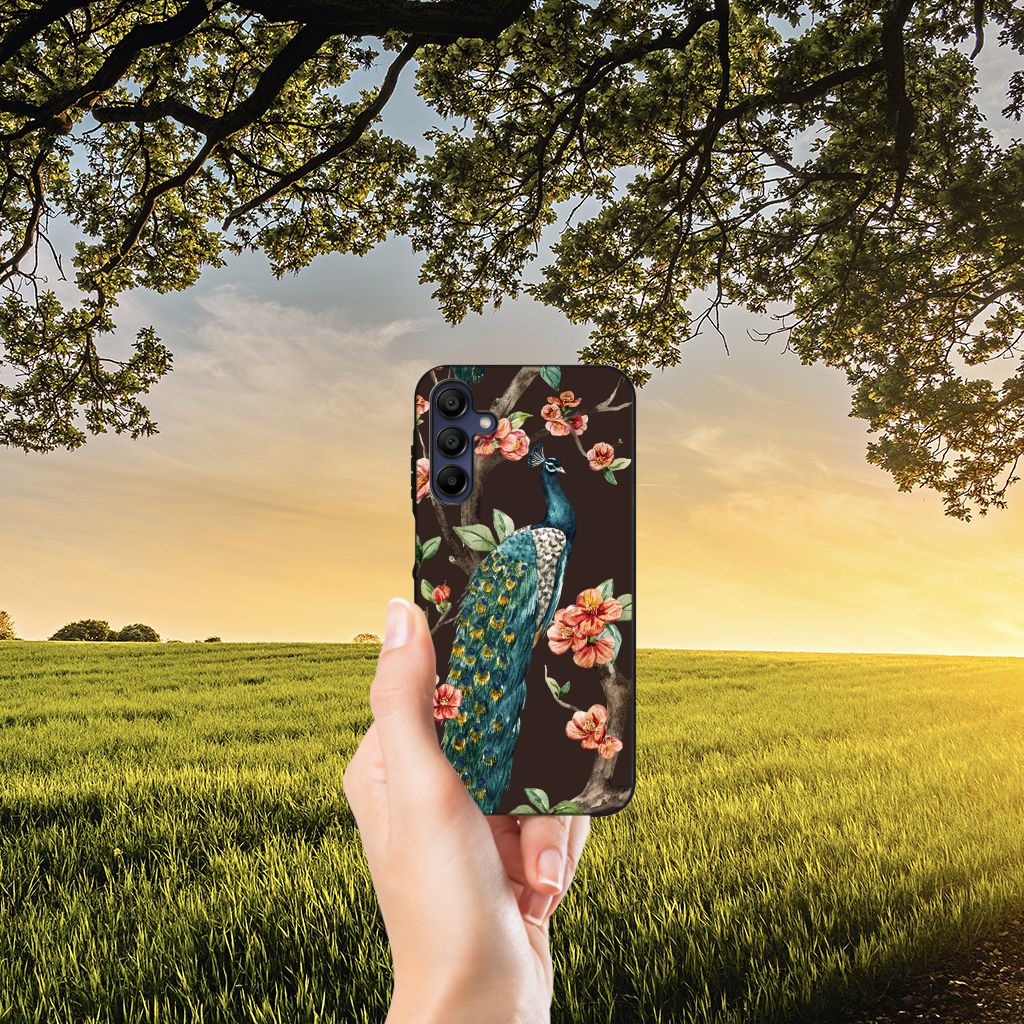 Samsung Galaxy A15 Dierenprint Telefoonhoesje Pauw met Bloemen in hand tegen een natuurlijke achtergrond
