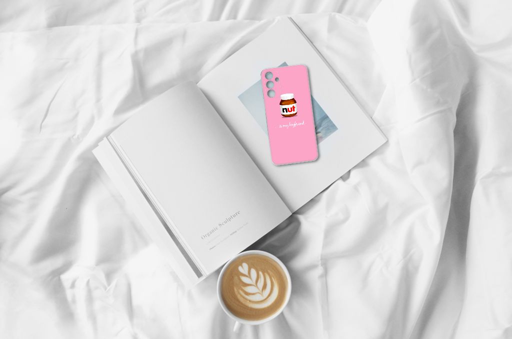 Samsung Galaxy A15 Siliconen Case Nut Boyfriend op een boek met koffie, perfect als cadeau voor chocoladepasta-liefhebbers.