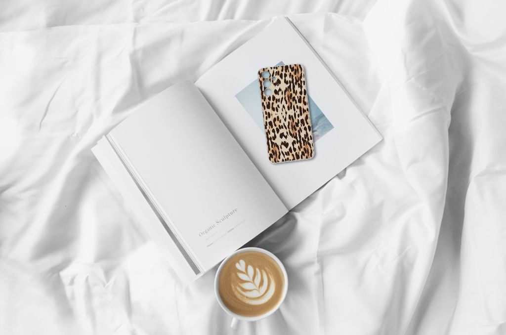 Samsung Galaxy A15 TPU Hoesje Leopard lederen cover leopard print bovenop boek met koffie