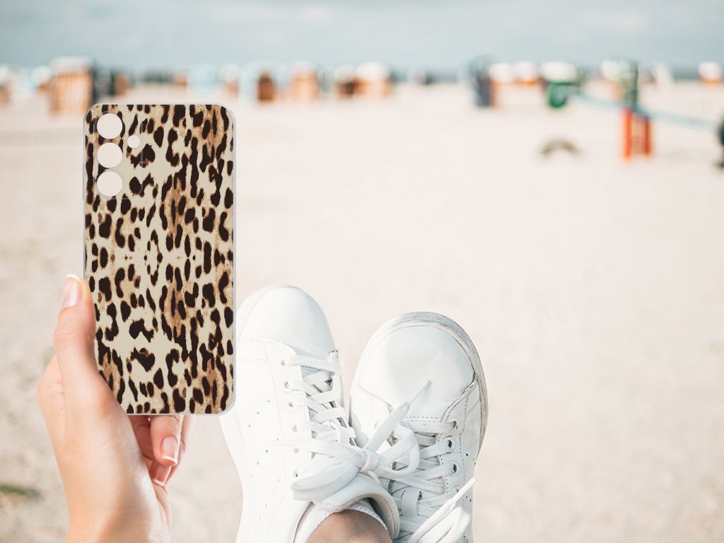 Samsung Galaxy A15 TPU Hoesje Leopard met luipaardprint in hand, sneakers op een strand.
