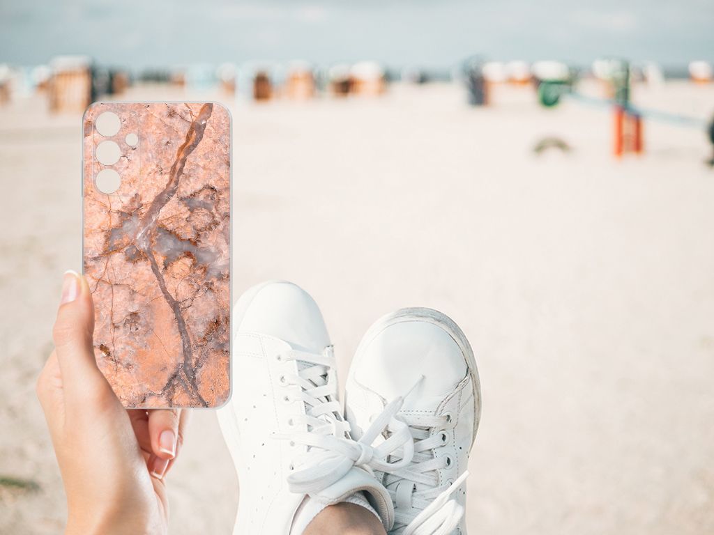 Samsung Galaxy A15 TPU Siliconen Hoesje Marmer Oranje op het strand met witte sneakers.