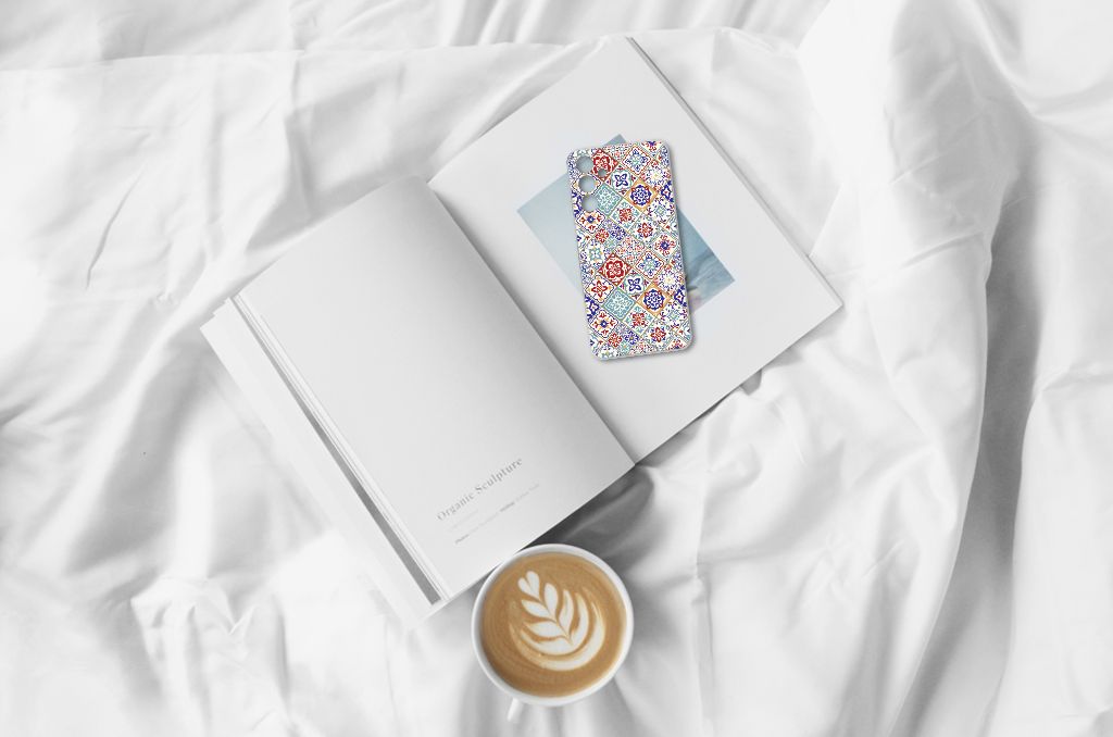 Samsung Galaxy A15 TPU Siliconen Hoesje Tiles Color op een open boek met een kop koffie erin.
