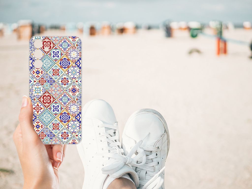 Samsung Galaxy A15 TPU Siliconen Hoesje Tiles Color in hand op het strand met sneakers.