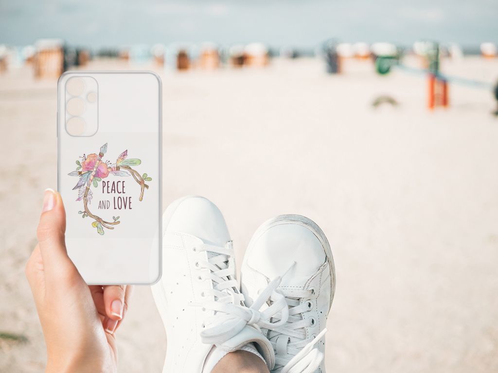 Samsung Galaxy A15 Telefoonhoesje met Naam Boho Text met 'Peace and Love' ontwerp op het strand.