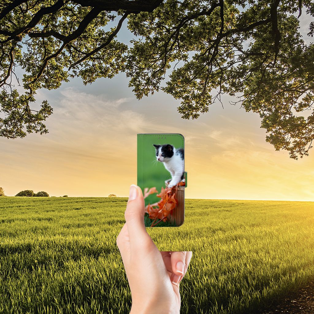 Samsung Galaxy A22 4G M22 Telefoonhoesje met Pasjes Kitten hand natuur zonsondergang