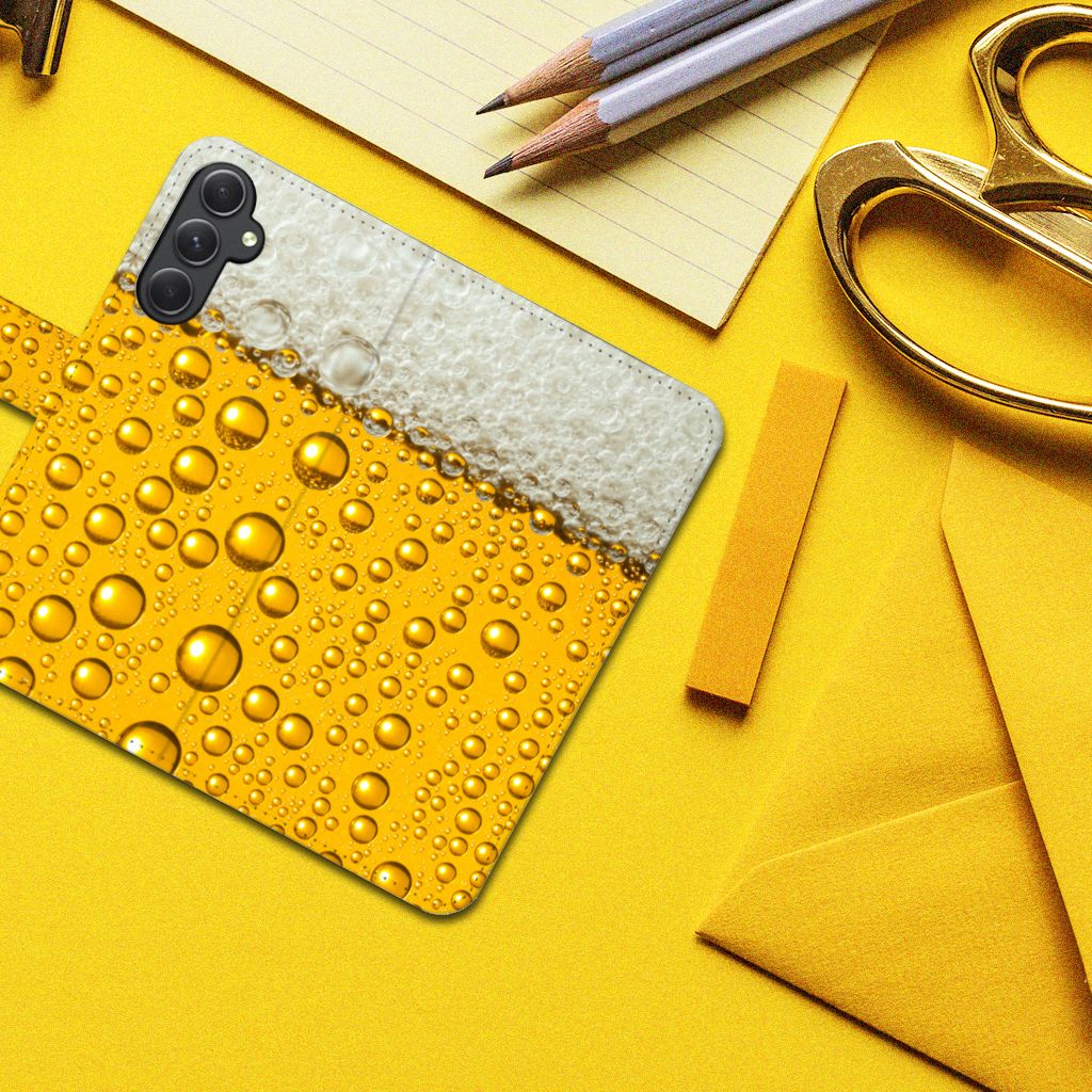 Samsung Galaxy A24 4G Book Cover Bier met biertjes design en waterdruppels, perfect voor bescherming en uitstraling 🍺.
