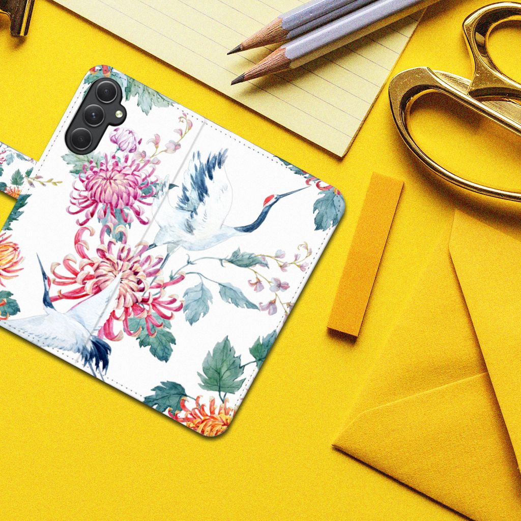 Samsung Galaxy A24 4G Telefoonhoesje met Pasjes Bird Flowers design bloemen ooievaars bovenaanzicht