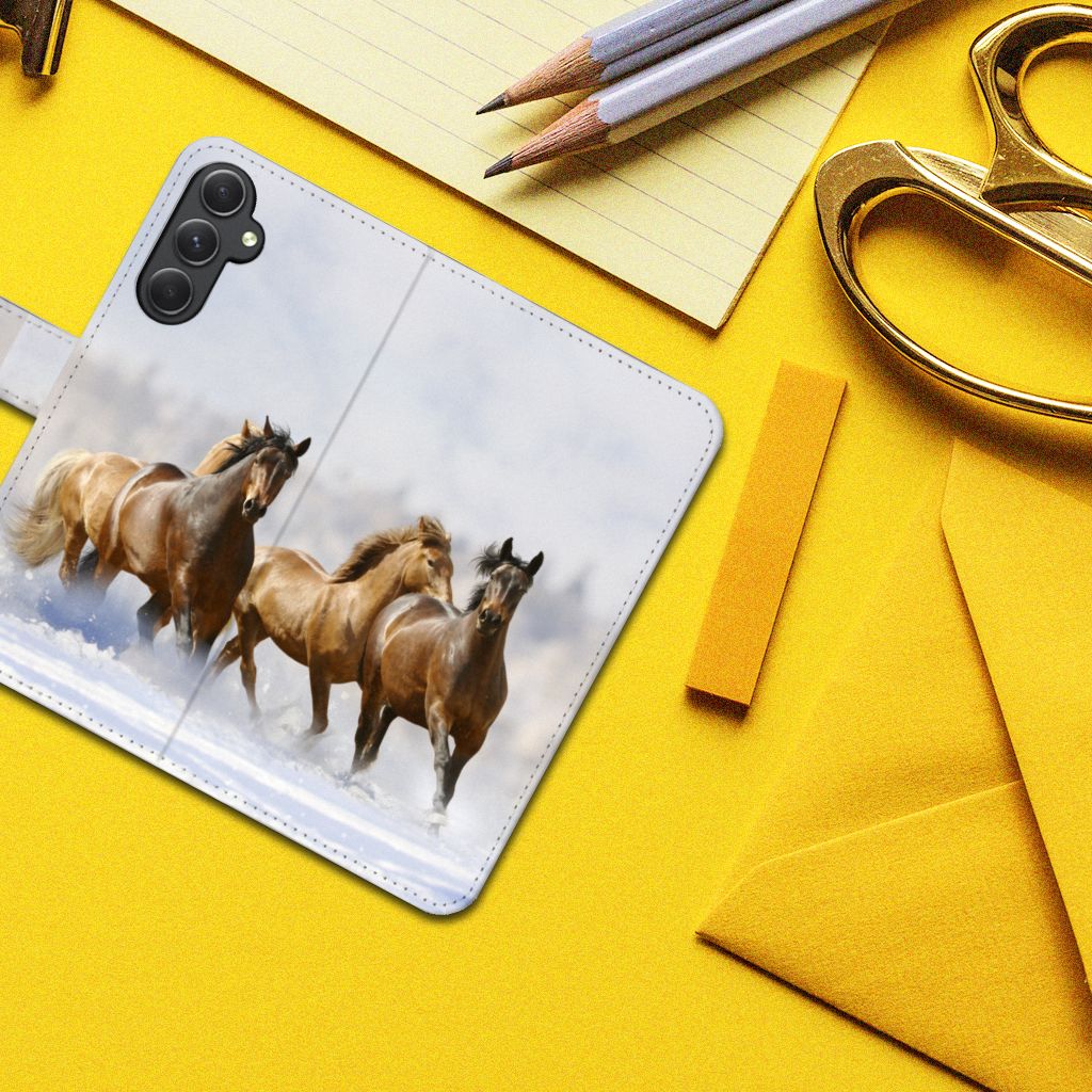 Samsung Galaxy A24 4G Telefoonhoesje met Pasjes Paarden design paarden aanzicht