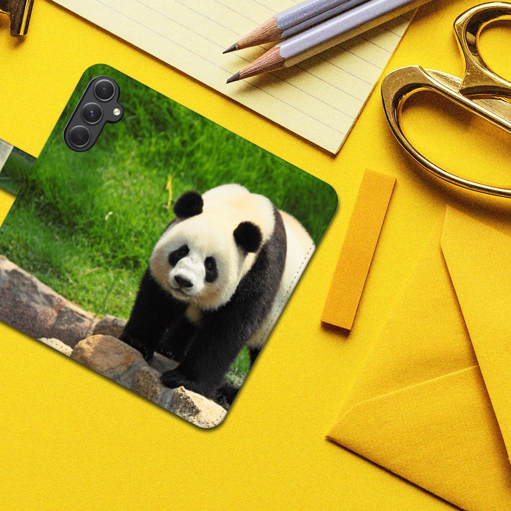 Samsung Galaxy A24 4G Telefoonhoesje met Pasjes Panda panda ontwerp vooraanzicht