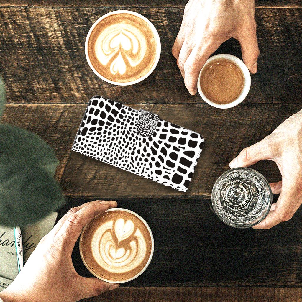 Samsung Galaxy A24 4G Telefoonhoesje met Pasjes Slangenprint slangenprint zwart wit koffie tafel