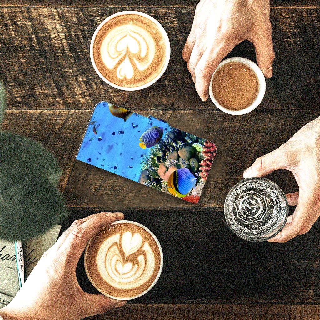 Samsung Galaxy A24 4G Telefoonhoesje met Pasjes Vissen tussen koffiekoppen, kleurrijk ontwerp met tropische vissen.