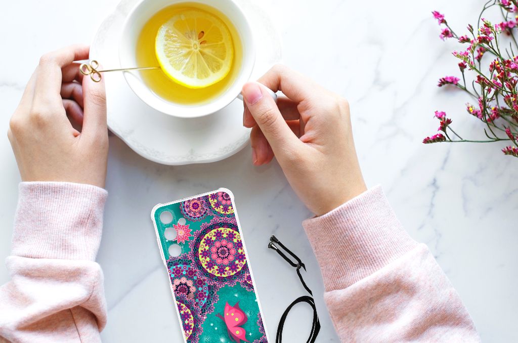 Samsung Galaxy A25 Back Cover Cirkels en Vlinders telefoonhoesje met hand en kopje thee