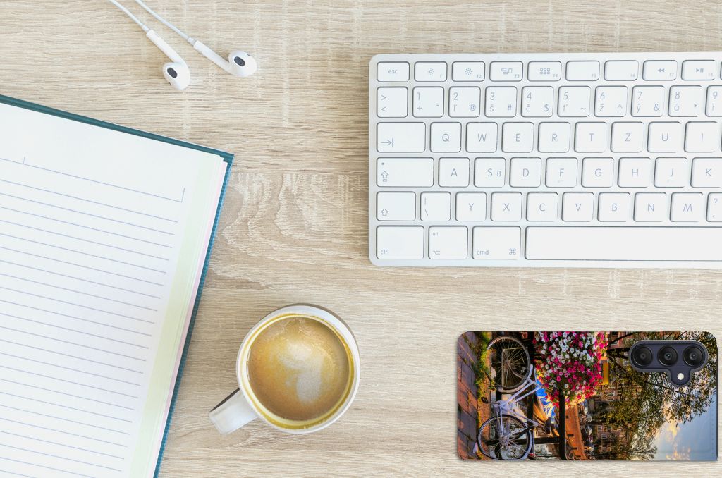 Samsung Galaxy A25 Book Cover Amsterdamse Grachten op bureau met kop koffie, notitieboek en toetsenbord ☕️.