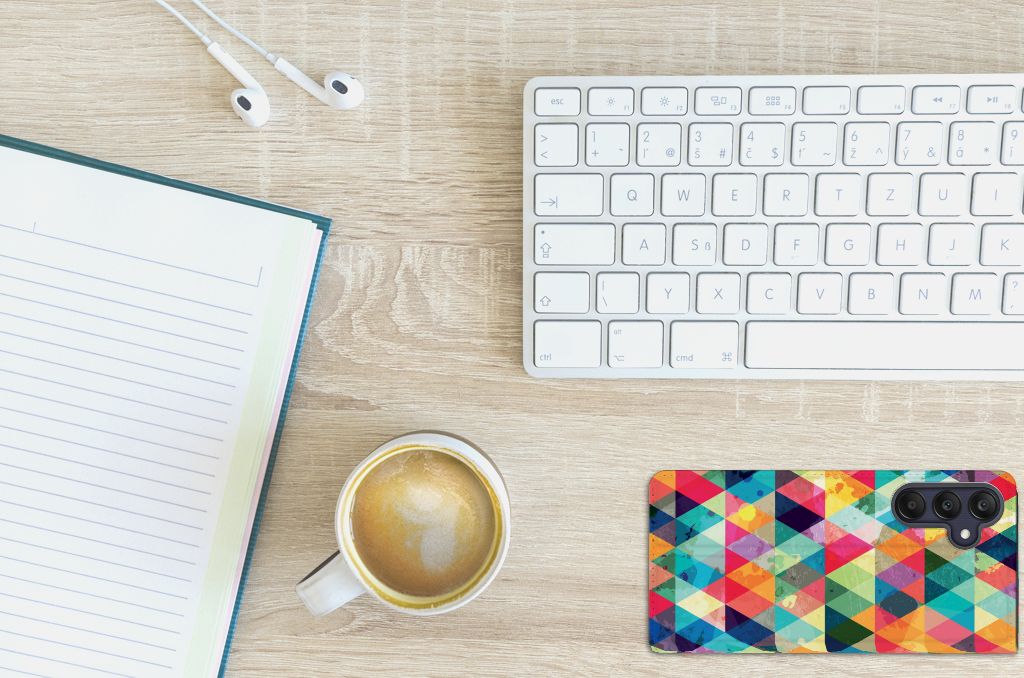 Samsung Galaxy A25 Hoesje met Magneet Geruit hoesje kleurrijk bovenaanzicht bureau koffie notitieboek toetsenbord