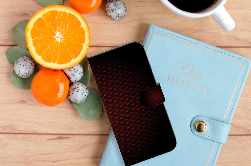 Samsung Galaxy A25 Telefoon Hoesje Geruit Rood met fruit en koffie op een houten tafel.