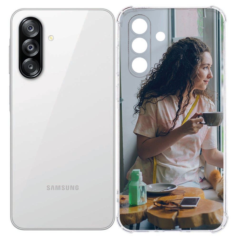 Samsung Galaxy A26 Anti-Shock Back Cover Hoesje Maken met Foto vrouw met koffie en telefoon in de hand.