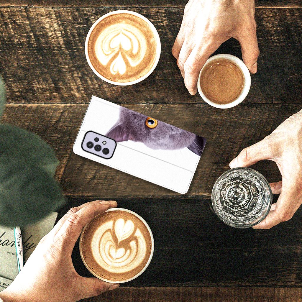 Samsung Galaxy A33 5G Hoesje maken Kat paarse kattenprint smartphone hoesje bovenaanzicht koffie