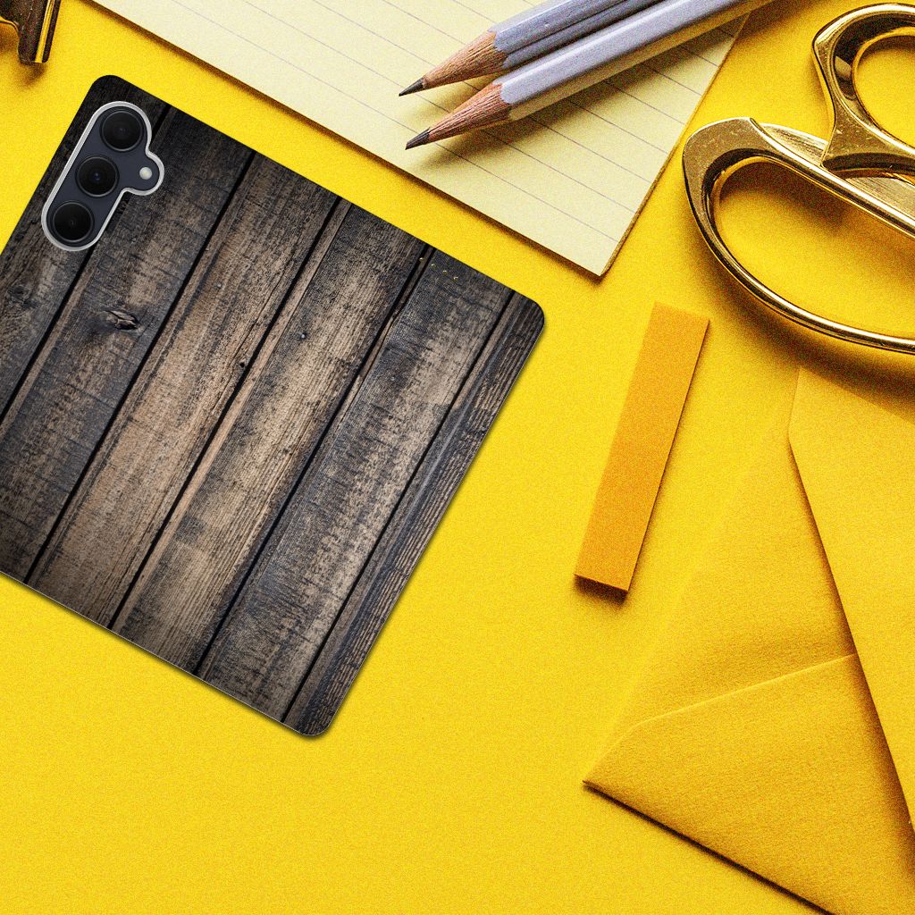 Samsung Galaxy A35 Book Wallet Case Steigerhout op een gele achtergrond met potloden en schaar ✂️.
