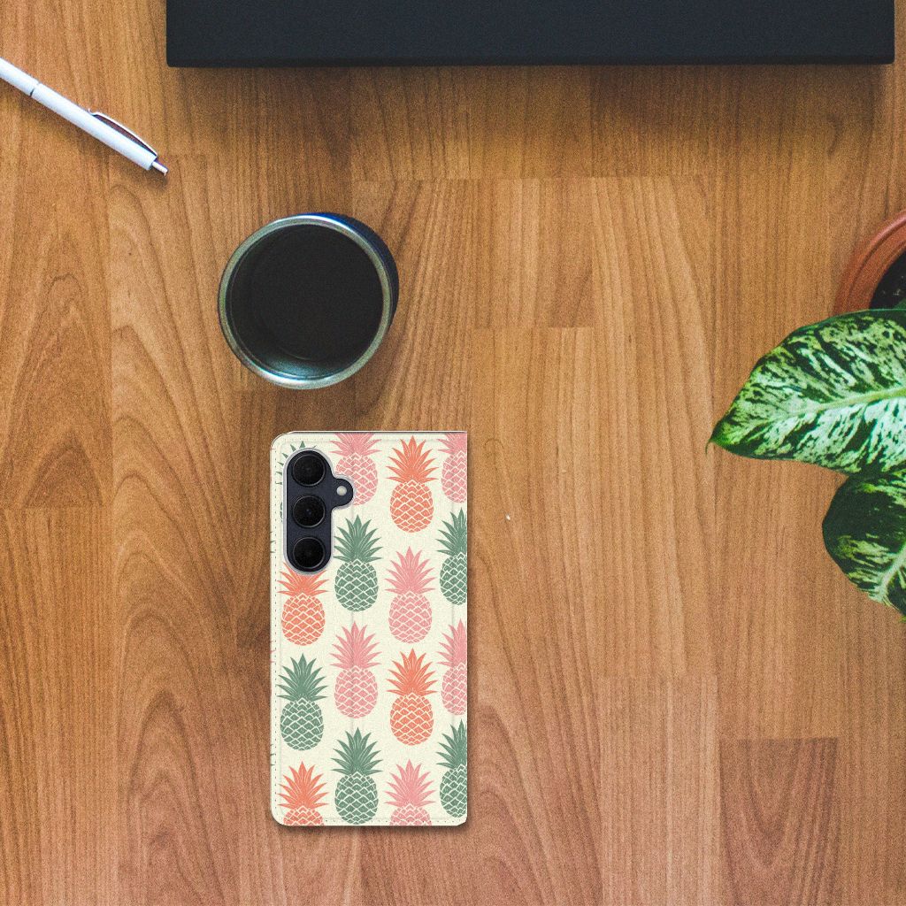 Samsung Galaxy A35 Flip Style Cover Ananas ananas design bovenaanzicht