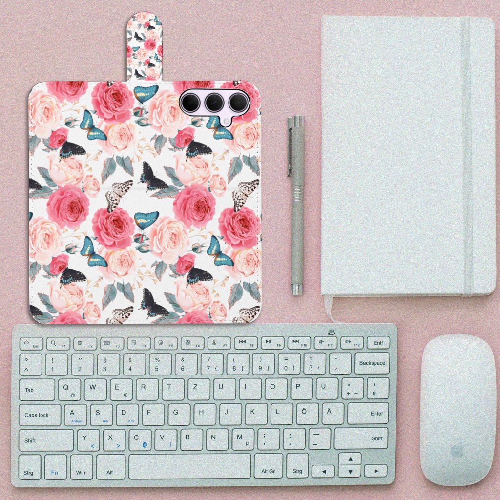 Samsung Galaxy A35 Hoesje Butterfly Roses op een bureau met toetsenbord en notitieboekje voor gebruiksgemak en uitstraling.