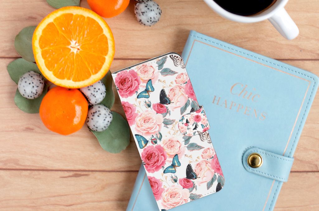 Samsung Galaxy A35 Hoesje Butterfly Roses op een houten tafel met fruit en een notitieboekje, symboliseert gebruiksgemak en uitstraling.