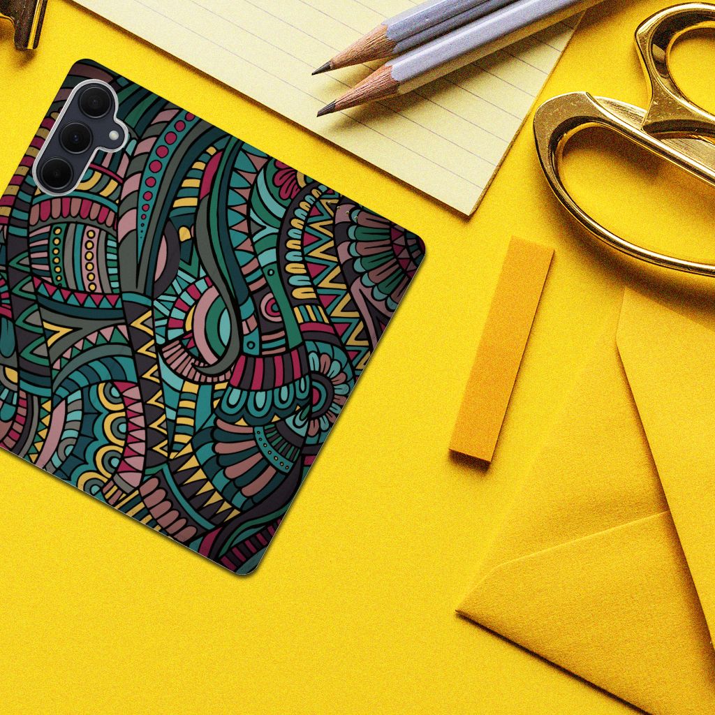 Samsung Galaxy A35 Hoesje met Magneet Aztec op een gele achtergrond met kleurvolle retro-stijl patronen.