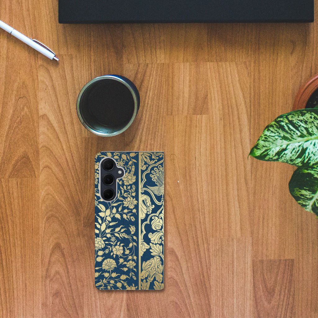 Samsung Galaxy A35 Smart Cover Beige Flowers hoesje design bovenaanzicht