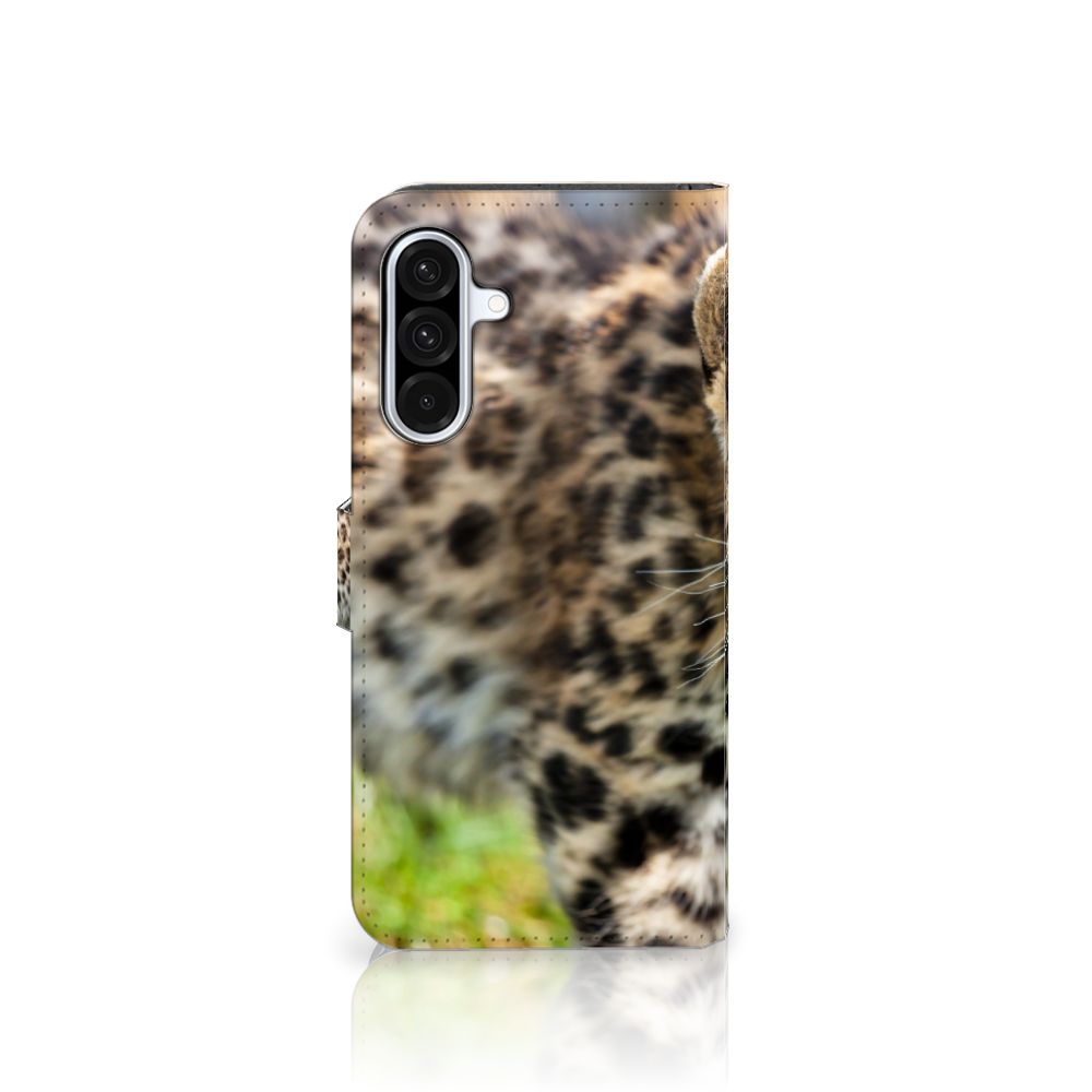Samsung Galaxy A36 Telefoonhoesje met Pasjes Baby Luipaard design babyluipaard aanzicht