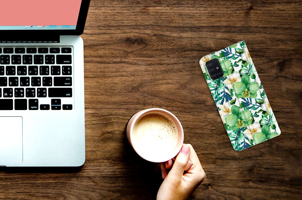 Samsung Galaxy A51 Smart Cover Orchidee Groen telefoonhoesje aanzicht tafel laptop koffie