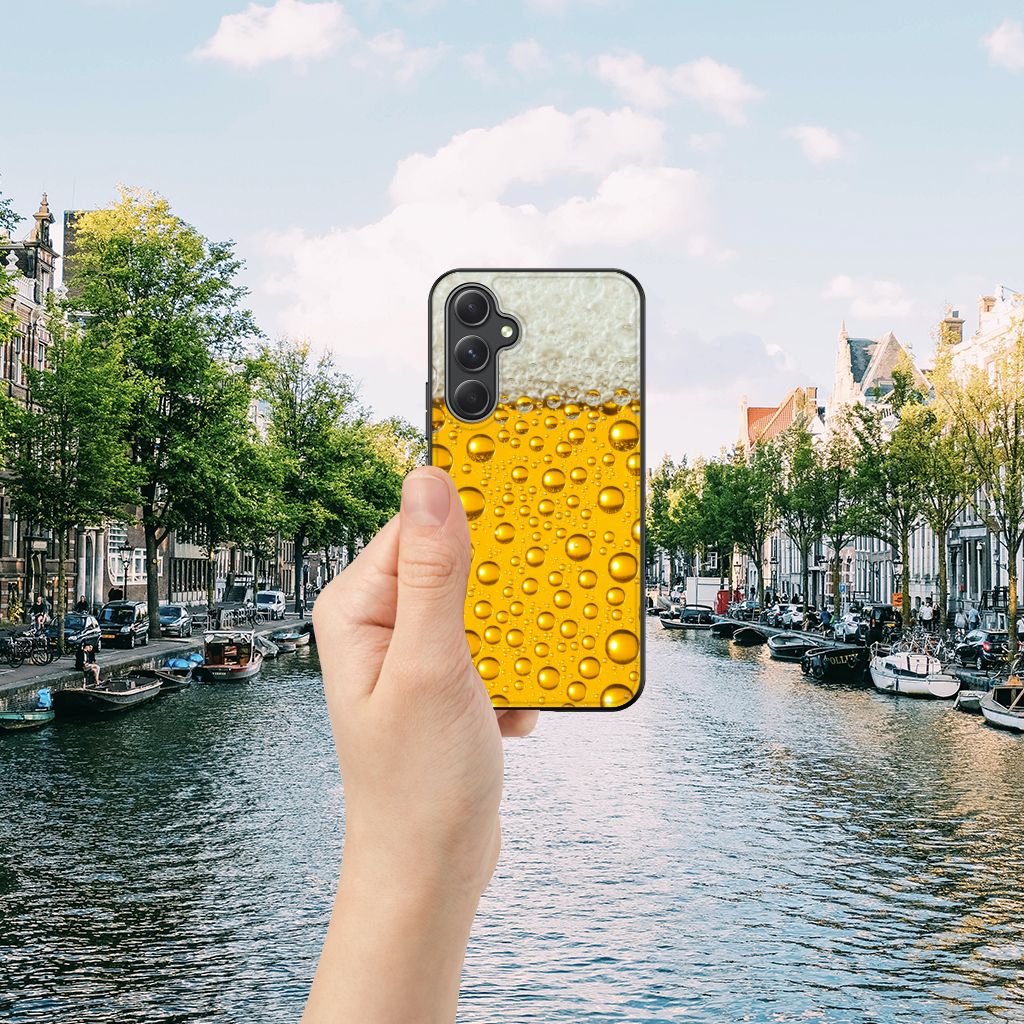 Samsung Galaxy A54 Back Cover Hoesje Bier Eten Drinken design hand met drankje aanzicht