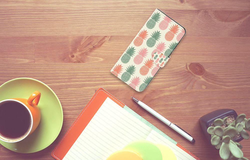 Samsung Galaxy A55 Book Cover Ananas op een bureau met een kopje koffie en notitieboek.