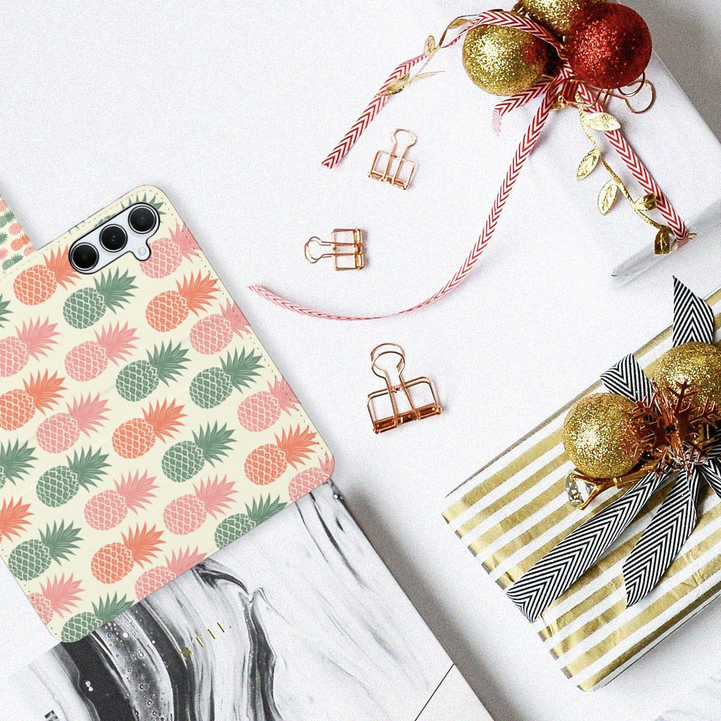 Samsung Galaxy A55 Book Cover Ananas met kleurrijke ananasprint en kerstcadeaus voor een vrolijke uitstraling 🌟