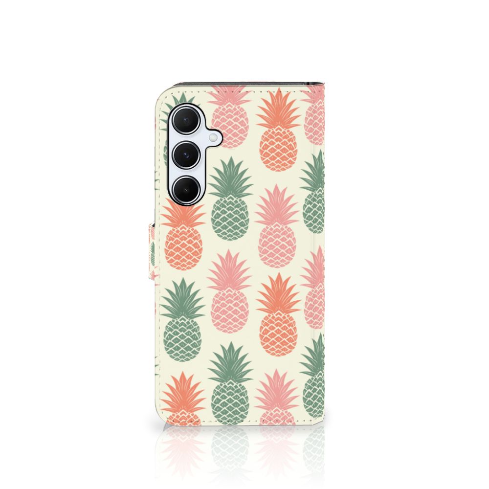 Samsung Galaxy A55 Book Cover Ananas met kleurrijke ananasdesign 🌈 voor stijlvolle bescherming en gebruiksgemak.