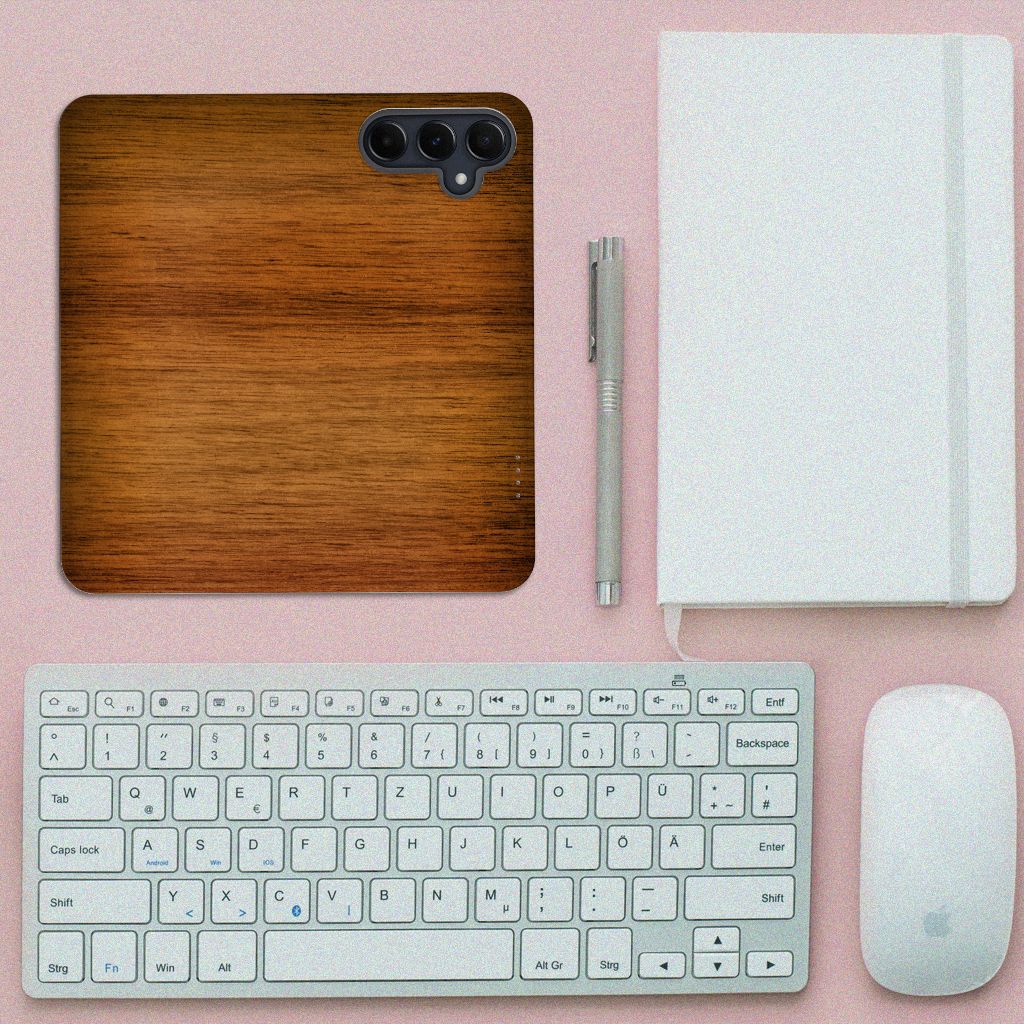 Samsung Galaxy A55 Book Wallet Case Donker Hout achterkant houten textuur bureau toetsenbord muis notitieboek pen