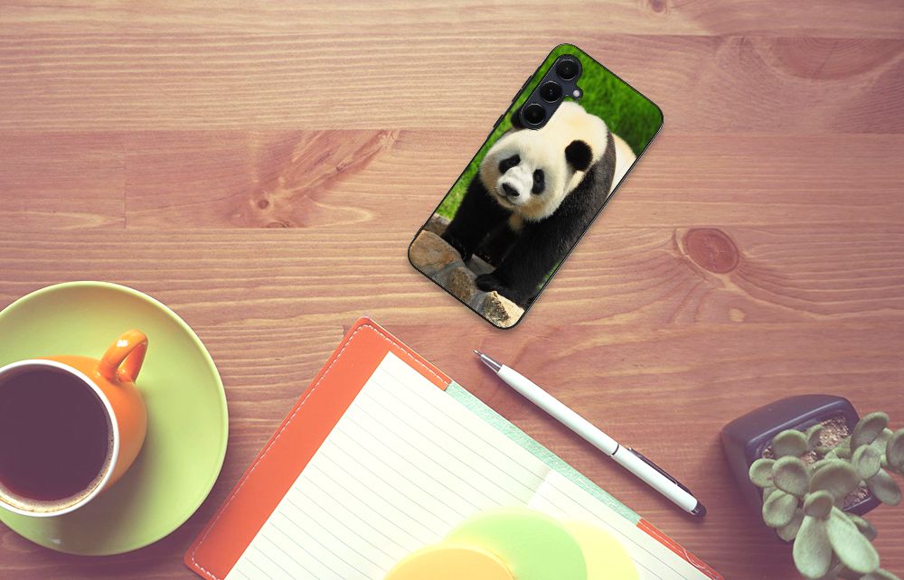 Samsung Galaxy A55 Dierenprint Telefoonhoesje Panda dierenprint achterkant telefoon op bureau