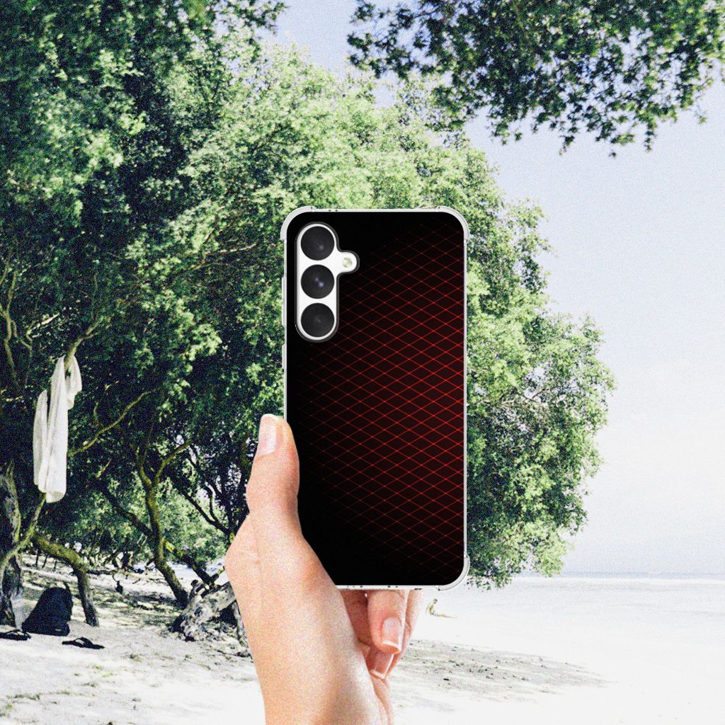 Samsung Galaxy A55 Doorzichtige Silicone Hoesje Geruit Rood hand met hoesje kust achtergrond
