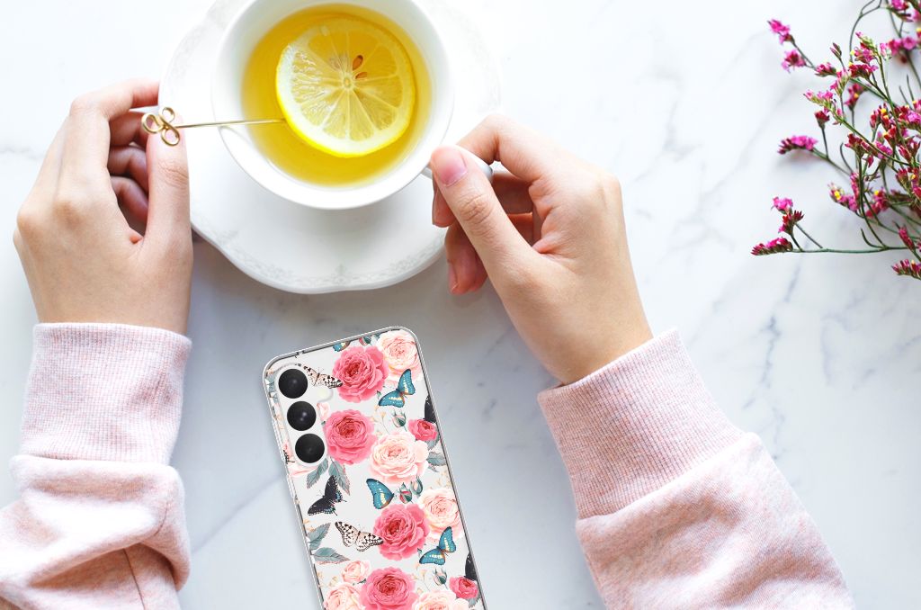 Samsung Galaxy A55 TPU Case Butterfly Roses bovenaanzicht telefoonhoesje met bloemen en vlinders