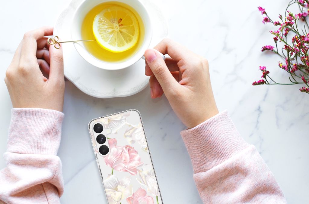 Samsung Galaxy A55 TPU Case Lovely Flowers aanzicht met handen en thee