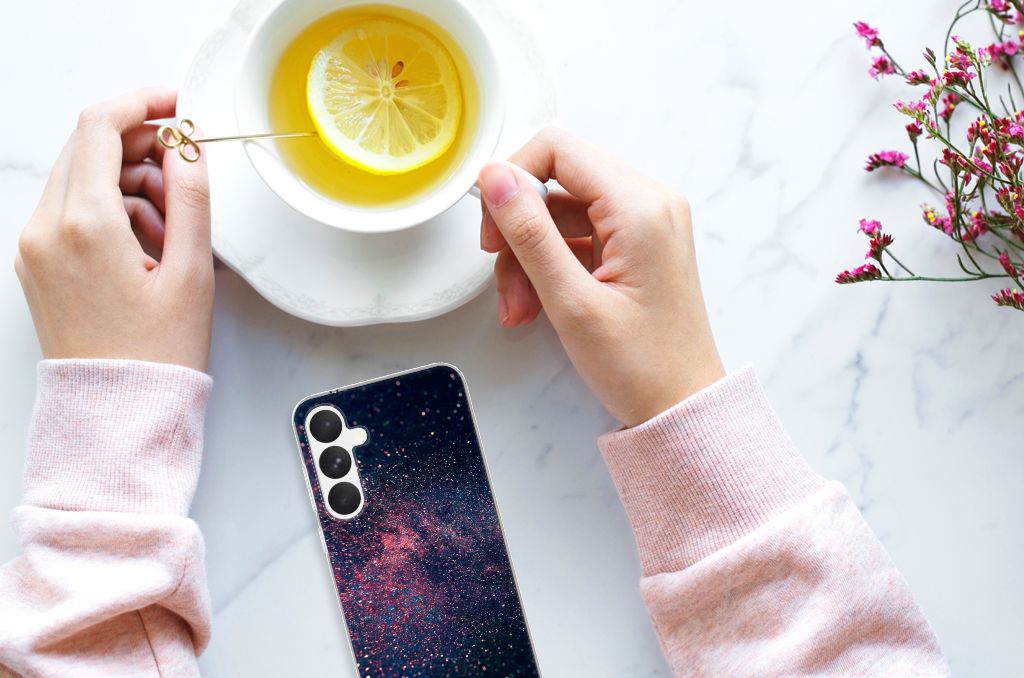 Samsung Galaxy A55 TPU Hoesje Stars met sterrenprint en paarse kleuren, bestaande uit een smartphone met een kop thee.