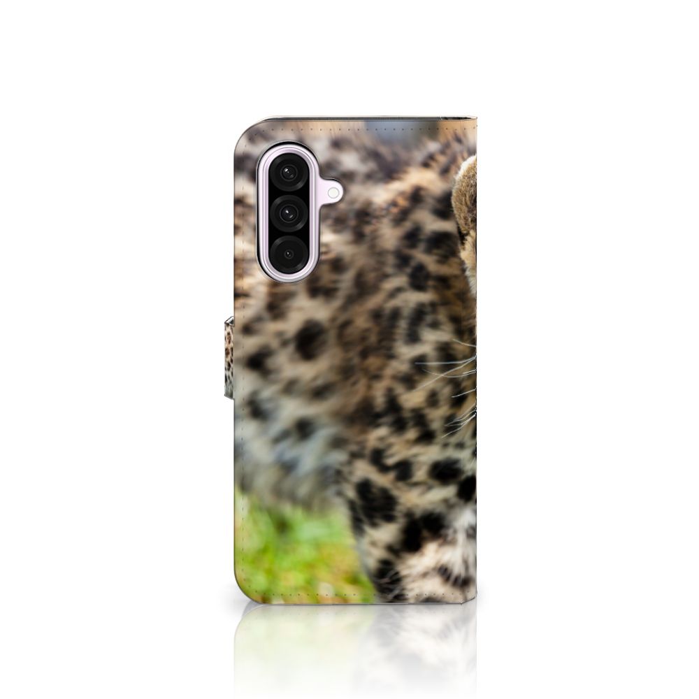 Samsung Galaxy A56 Telefoonhoesje met Pasjes Baby Luipaard luipaard welpje voorkant