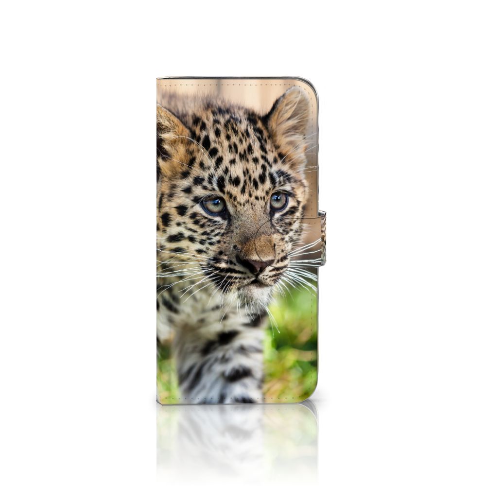 Samsung Galaxy A56 Telefoonhoesje met Pasjes Baby Luipaard luipaard welpje vooraanzicht