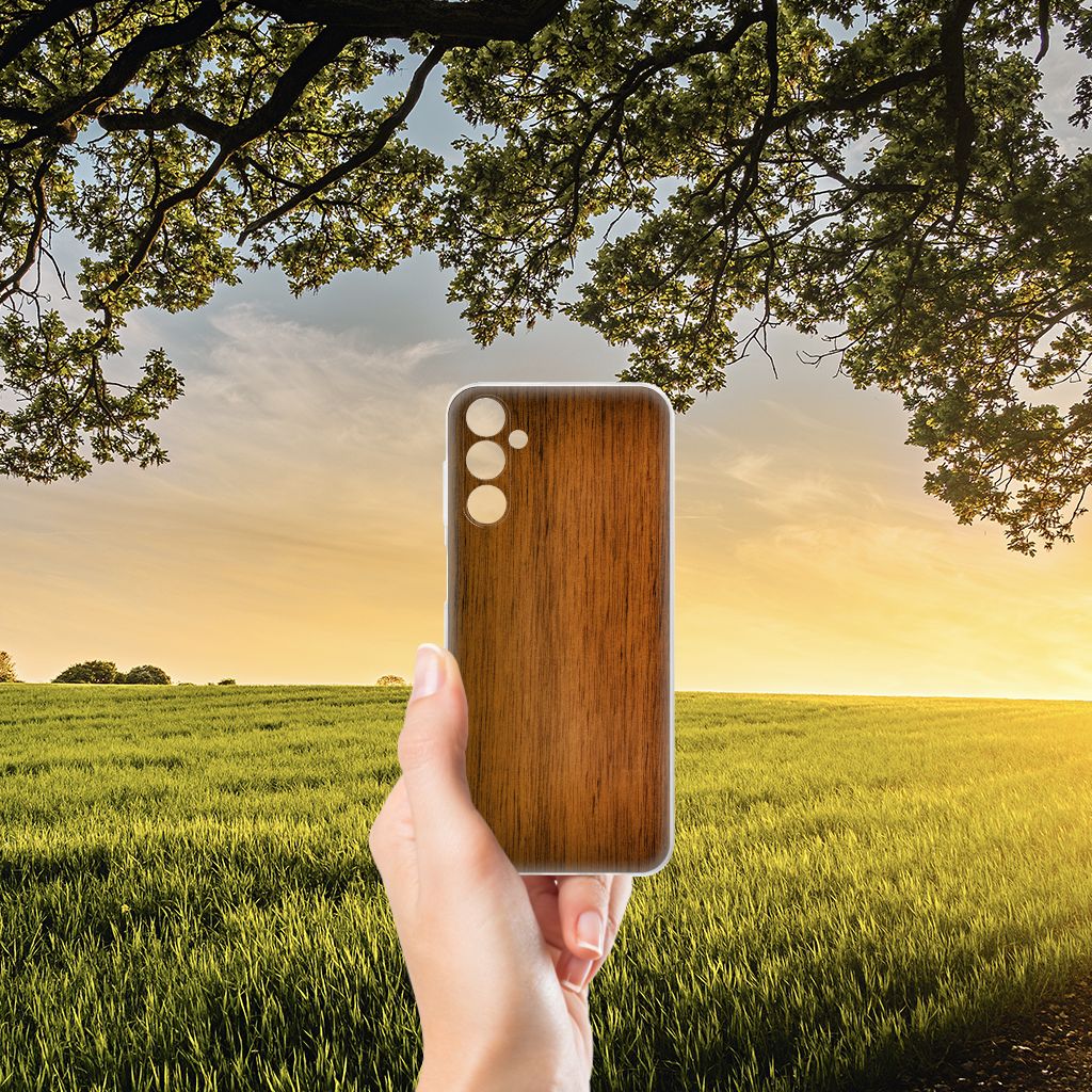 Samsung Galaxy M14 Bumper Hoesje Donker Hout in hand, perfect voor bescherming en uitstraling 🌳