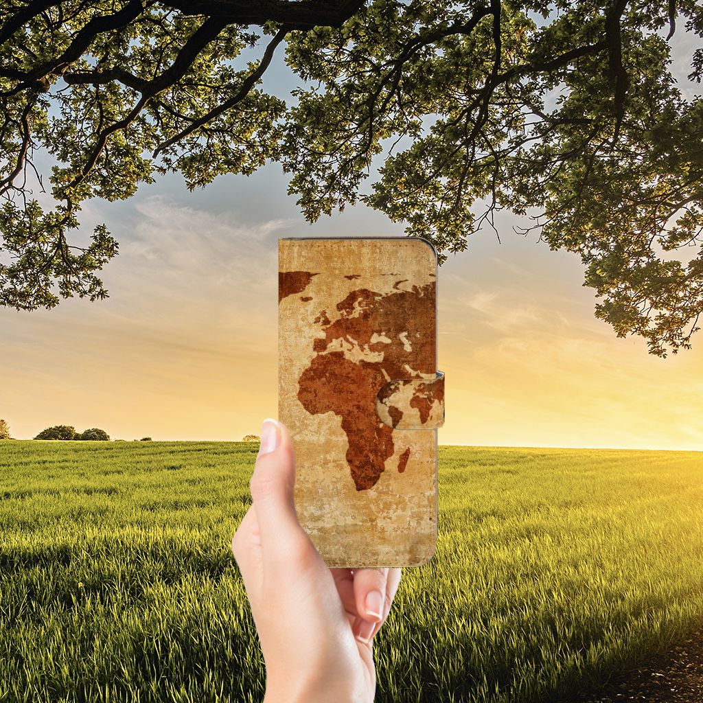 Samsung Galaxy M14 Flip Cover Wereldkaart in hand, perfect als cadeau voor reizigers 🌍, stijlvol en duurzaam.