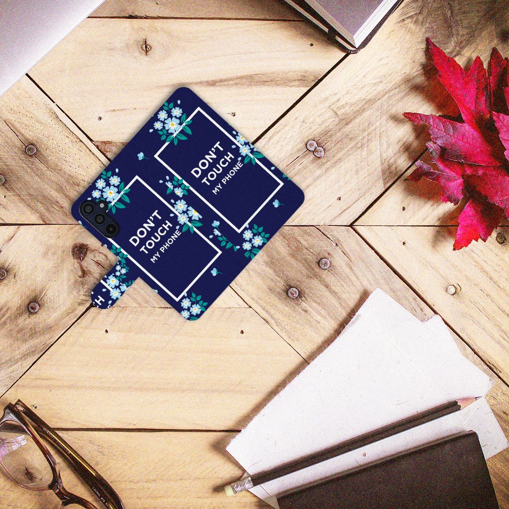 Samsung Galaxy M14 Portemonnee Hoesje Flowers Blue DTMP met 'DON'T TOUCH MY PHONE' design.