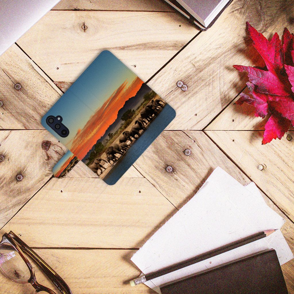 Samsung Galaxy M14 Telefoonhoesje met Pasjes Olifanten met een prachtig uitzicht op een zonsondergang.