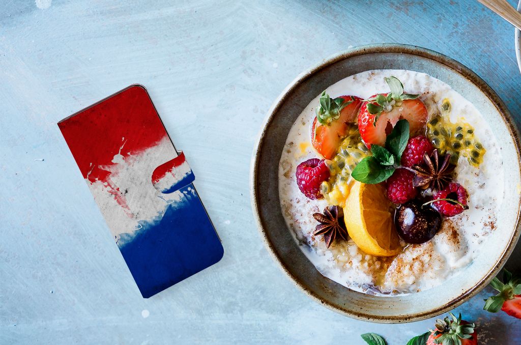 Samsung Galaxy M54 Bookstyle Case Nederland naast een kom fruitige ontbijtgranola.